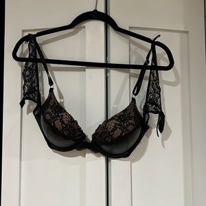 34C Victoria’s Secret bombshell plunge push-up bra.